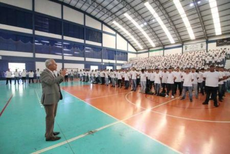 Prefeito entrega certidão de reservista a jovens de Hortolândia