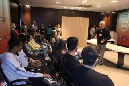 Prefeitura leva estudantes de tecnologia da ETEC para conhecer fábrica da Dell