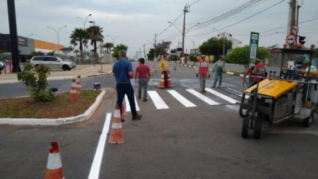 Prefeitura reforça sinalização na av. São Francisco de Assis
