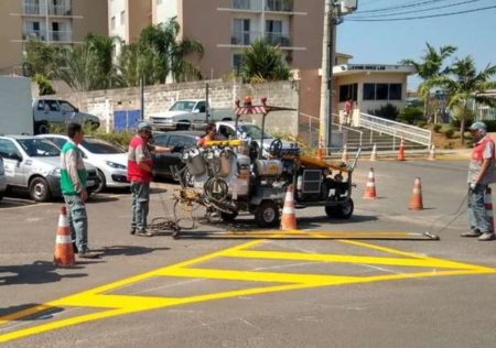 Prefeitura implanta sinalização viária em rua do Jd. Nova Hortolândia