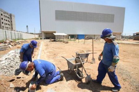 Quadra para arremesso de peso começa ser construída no Centro de Iniciação ao Esporte