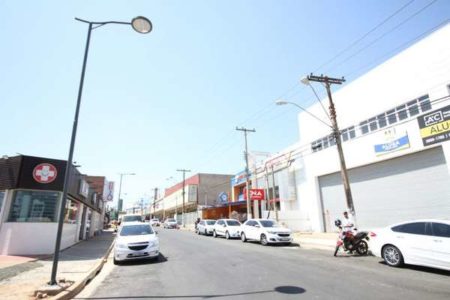 Postes ornamentais são instalados na rua Luiz Camilo de Camargo