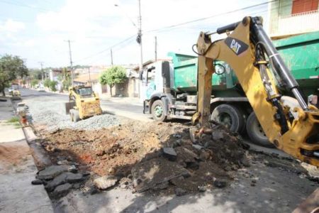 Prefeitura recupera asfalto em ruas do Parque do Horto