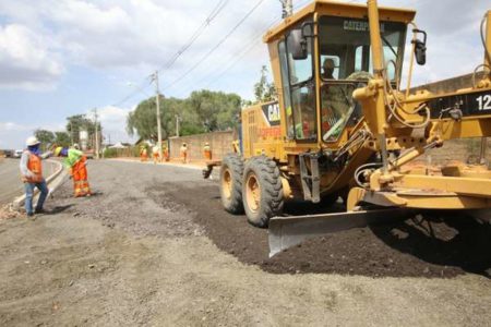 Avenida Panaíno recebe base para asfalto