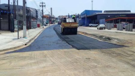 Prefeitura implanta asfalto no trecho em obras na avenida São Francisco de Assis