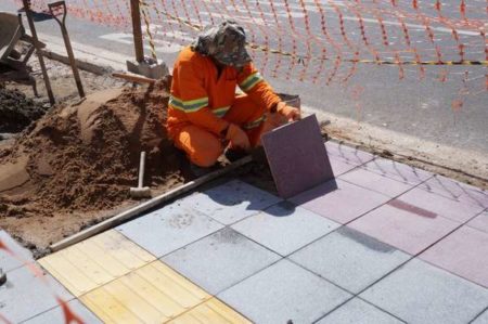 Calçadas da rua Luiz Camilo de Camargo recebem piso podotátil