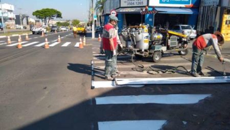 Trabalho de reforço de sinalização viária prossegue na avenida Olívio Franceschini