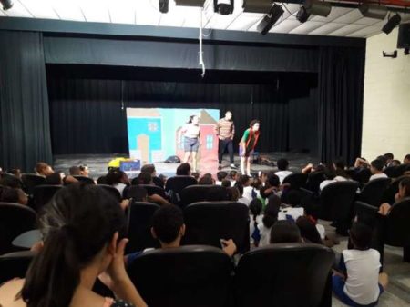Peça de teatro sensibiliza alunos para prevenir doenças causadas pelo Aedes aegypti