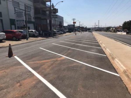Vagas demarcadas organizam estacionamento na marginal da Av. da Emancipação