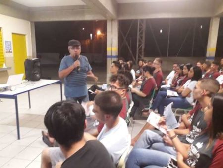 Viva Mais leva palestras de prevenção ao alcoolismo a escola estadual