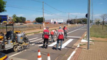 Rua do Jardim Amanda recebe sinalização para evitar acidentes de trânsito