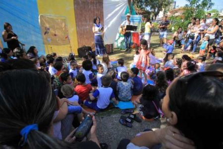 Contação de histórias na praça prepara comunidade para Hortolendo 2019