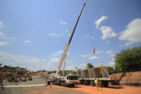 Implantação de tubos de drenagem dão continuidade às obras do Corredor Metropolitano, no Parque Peron