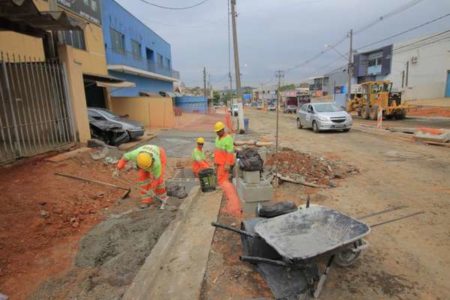 Obra na av. São Francisco de Assis avança com concretagem de calçadas