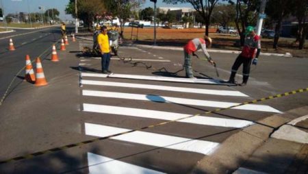 Avenida Olivio Franceschini recebe reforço na sinalização viária