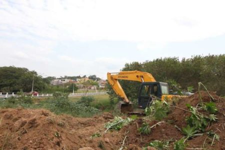 Com limpeza de área, Prefeitura inicia trabalho para construção de nova ponte no Jd. São Sebastião