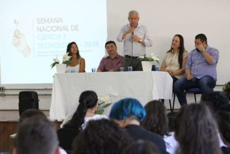 Prefeito desafia jovens a lerem um livro por mês na abertura da  Semana de Ciência e Tecnologia do Instituto Federal