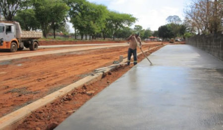 Nova avenida perto do Hospital já tem calçada e canteiro central