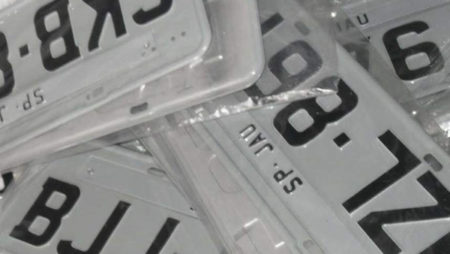 Policia de Campinas prende dois e fecha fábrica clandestina de placas automotivas