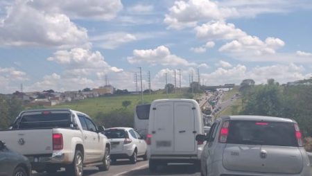 Obras causam lentidão na SP-101 em Hortolândia