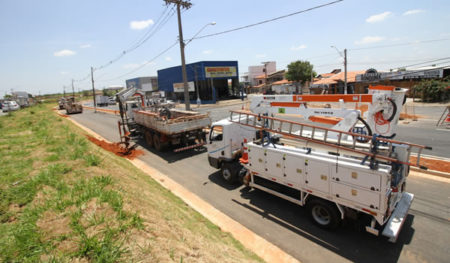 CPFL remove postes para Prefeitura asfaltar trecho em obras na avenida São Francisco