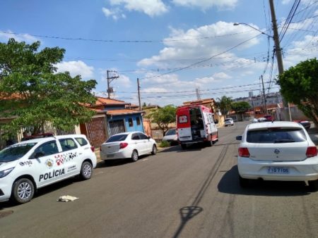 Mulher é socorrida pelo Samu no Jardim São Miguel, em Hortolândia