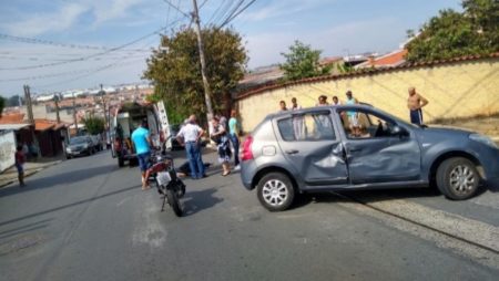 Motociclista fica ferido em colisão entre carro e moto no Jardim Campos Verdes