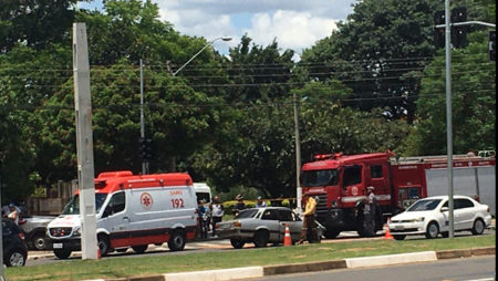 Colisão entre carros na Av. Olívio Francischini deixa uma pessoa gravemente ferida