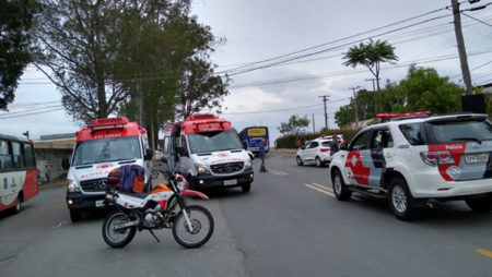 Motociclista fica ferido após acidente entre carro e moto