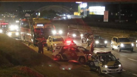Suspeito tenta assaltar ônibus e morre baleado pela PM