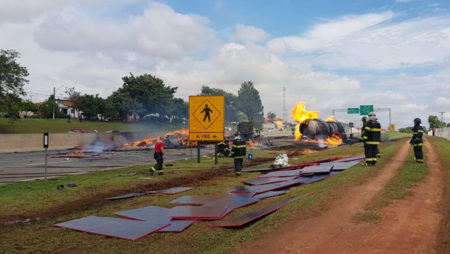 Caminhões pegam fogo na Rodovia Anhanguera e homem tem corpo queimado