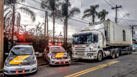Policia recupera carga de carne na Rodovia Bandeirantes