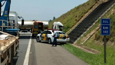 Motorista dorme no volante e carreta fica atravessada na Rodovia dos Bandeirantes