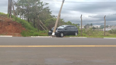 Carro colide contra poste próximo ao Cemitério de Hortolândia