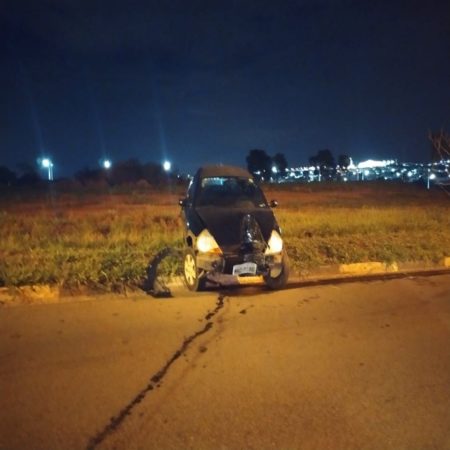 Carro colide contra poste na estrada da Granja
