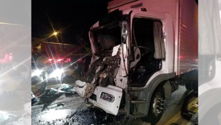 Colisão na SP-101 deixa uma pessoa ferida na noite desta terça