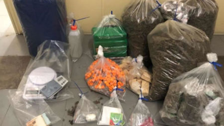 Polícia encontra casa cheia de drogas no Jardim Amanda; Dois são presos