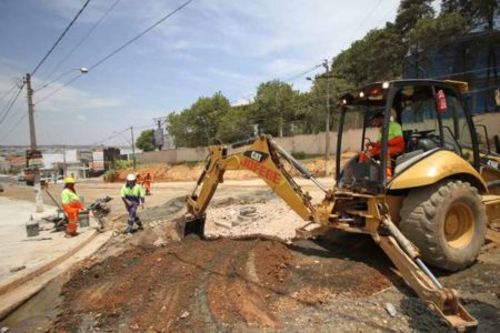 Rotatória perto do Pague Menos, na avenida São Francisco de Assis, começa ser construída