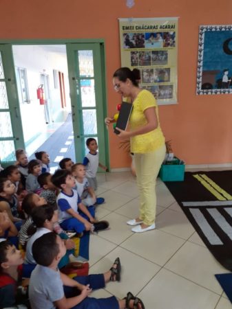 Teatro orienta alunos da Emei Chácaras Acaraí sobre segurança no trânsito
