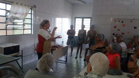 Para ajudar na geração de renda, oficina da Prefeitura ensina a fazer trufas e cones de chocolate