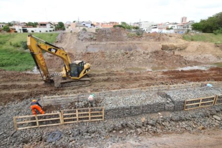 Prefeitura implanta muro de contenção para obra da ponte entre Pq. Gabriel e Jd. Novo Cambuí
