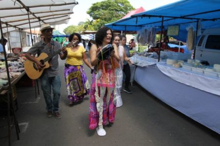 Cantigas de roda animam feirantes no Jd. Santa Clara, em evento de contação de histórias