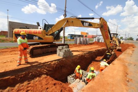 Obra de drenagem na avenida São Francisco avança sentido Pq. do Horto