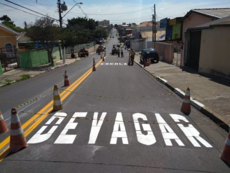 Prefeitura reforça sinalização viária em frente à Emeb Josias, no Jd. Nossa Sra. de Fátima