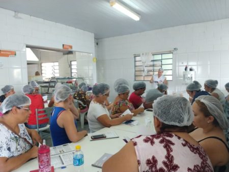 Oficina de alimentação saudável lota Cozinha Comunitária da Prefeitura