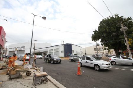 Prefeitura implanta cabos subterrâneos de energia na rua Luiz Camilo de Camargo