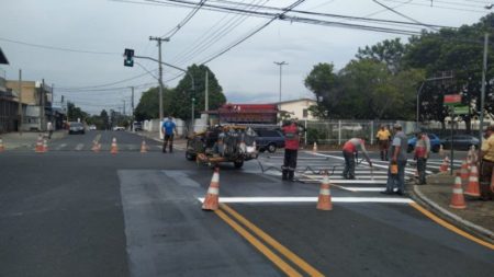 Rua do Comércio do Jd. Rosolen recebe reforço na sinalização viária