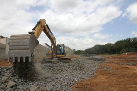Prefeitura implanta base de asfalto na nova rua que vai ligar a região do Jd. Santa Clara ao Jd.  Novo Cambuí