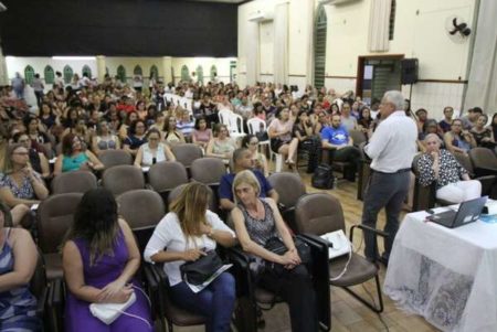 Colóquio debate uso de tecnologia em sala de aula e nova Base Nacional Curricular