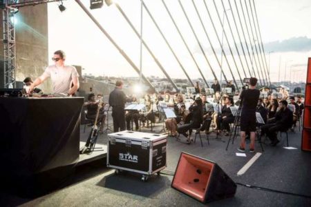 Ponte Estaiada é cenário de show de DJ de música eletrônica com a Banda Municipal